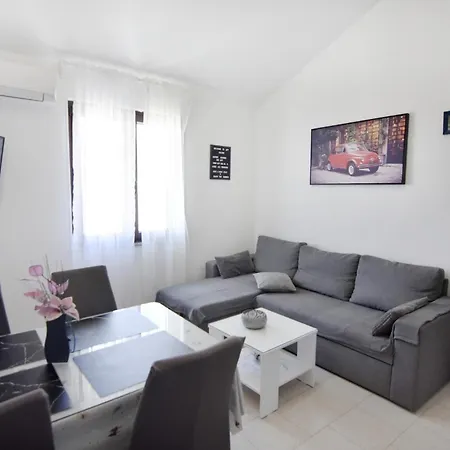 Apartman With Parking Space - 20422 Umag