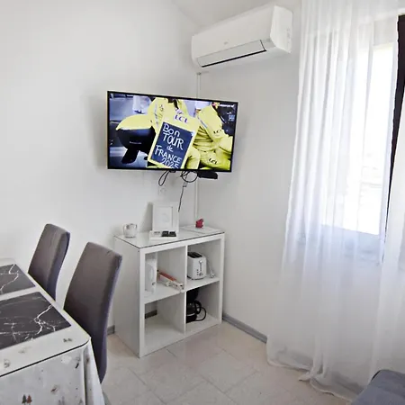 Apartman With Parking Space - 20422 *