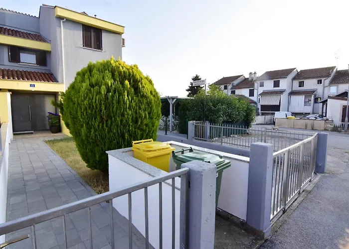 Apartman With Parking Space - 20422 *